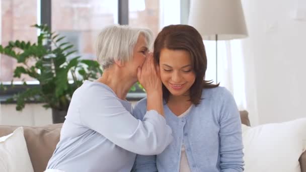 senior mother talking to adult daughter at home - Filmagem, Vídeo