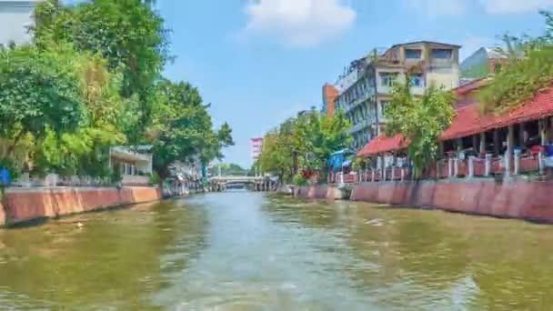 BANGKOK, THAILAND - APRIL 24, 2019: Time lapse of the ferry trip along the narrow Klong Saensaeb canal with small bridges, old quarters and shabby houses, on April 24 in Bangkok  - Video, Çekim