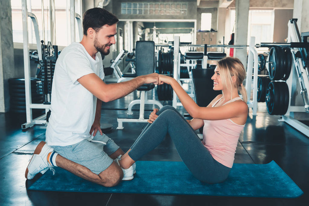 Γοητευτικό ζευγάρι γυμναστικής αγάπη δίνοντας χέρι χτυπώντας μαζί μετά την προπόνηση στο Fitness γυμναστήριο., πορτρέτο του ανθρώπου και της γυναίκας σπορ είναι εκπαίδευση άσκηση μαζί., ζευγάρι fitness και υγιής αντίληψη. - Φωτογραφία, εικόνα