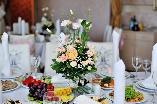 νυφικό γάμο ανθοδέσμη πάνω στο τραπέζι - Φωτογραφία, εικόνα