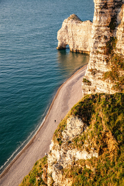 прибрежный пейзаж вдоль Фалез д "Аваль знаменитый белый клиф
 - Фото, изображение