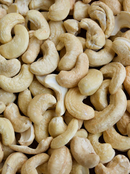 Cashewpähkinät puulevyllä
 - Valokuva, kuva