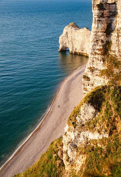 ファレーズ・ダヴァルに沿った海岸沿いの風景は、有名な白いクリフ - 写真・画像