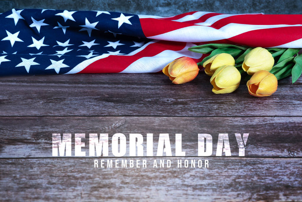 Día de los Caídos con bandera americana y flor sobre fondo de madera - Foto, Imagen