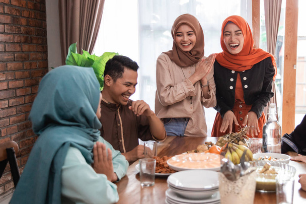 The Hijrah family together enjoy the iftar meal - Fotoğraf, Görsel