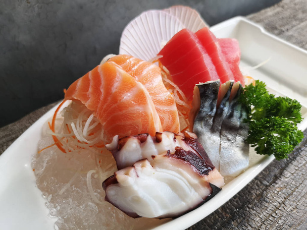 Rauwe schaal-en schelpdieren sashimi set - Foto, afbeelding
