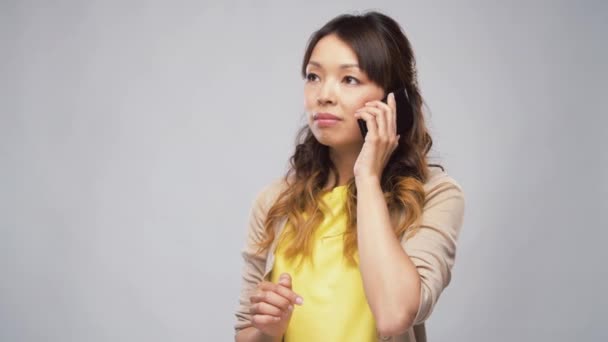 asian woman calling on smartphone - Záběry, video