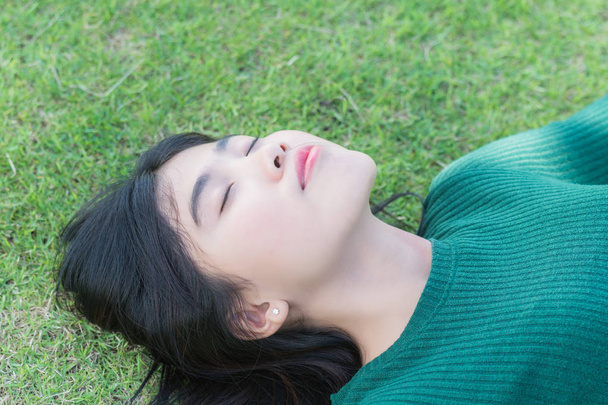 Teenager Mädchen liegt auf dem Rasen - Foto, Bild