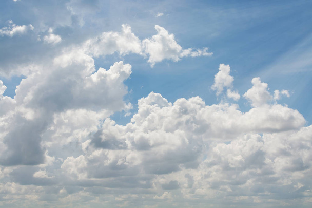 wolken wit zacht in de uitgestrekte blauwe lucht - Foto, afbeelding