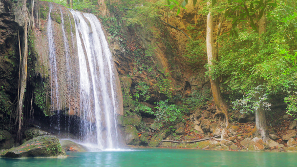Красивий водоспад у національному парку Ераван, провінція Канчанабурі в західному Таїланді. Повільний рух - Кадри, відео