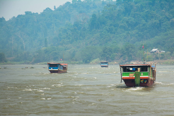 Vista a Laos barche trasporto dal fiume Mekong, Chiang Khong
, - Foto, immagini