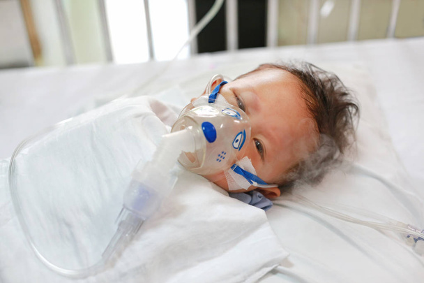 Baby má astma a potřebuje nebulizace, nemoc, inhalační terapie, podle masky inhalovače. Chlapeček má nosní zácpy. Chlapeček, který dělá inhalaci s nebulizerem. - Fotografie, Obrázek
