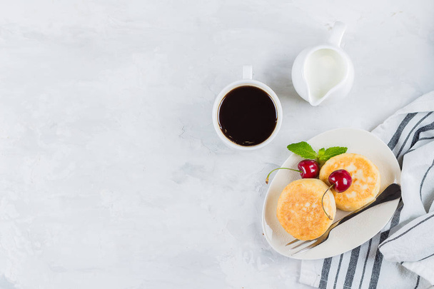 Nyári reggeli Túrós palacsinta, csésze fekete COFF - Fotó, kép