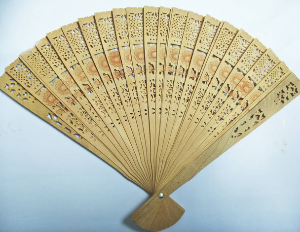 дерев'яний вентилятор на білому фоні
  - Фото, зображення