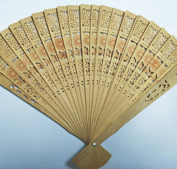 дерев'яний вентилятор на білому фоні
  - Фото, зображення