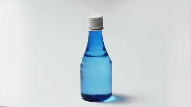 Botella de agua azul. Aislado sobre fondo blanco
. - Foto, imagen