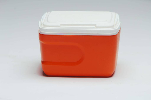 Портативный красный холодильник изолирован на белом фоне
.   - Фото, изображение