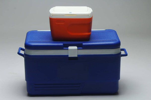 Abierto refrigerador azul de mano, caja de hielo. Aislado sobre fondo blanco
.  - Foto, imagen