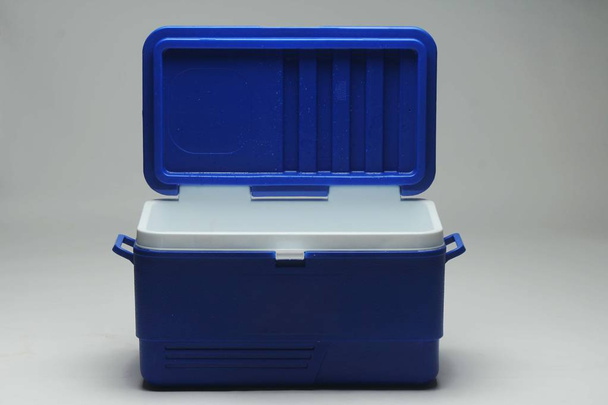 Frigorífico azul portátil aberto, caixa de gelo. Isolado sobre fundo branco
.  - Foto, Imagem