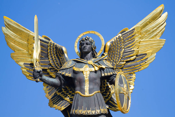 キエの独立広場で大天使マイケルの黄金の像 - 写真・画像