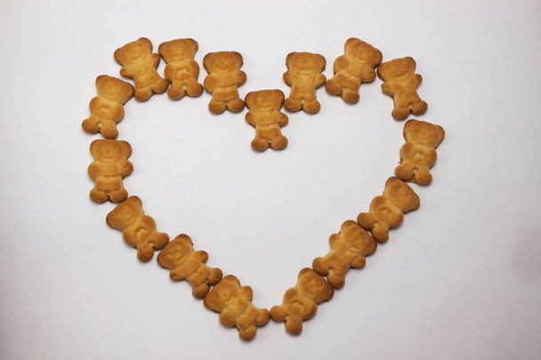 Симпатичные медведи печенье в форме сердца узора на белом фоне. Вид сверху, плоская ложа, копировальное пространство
. - Фото, изображение