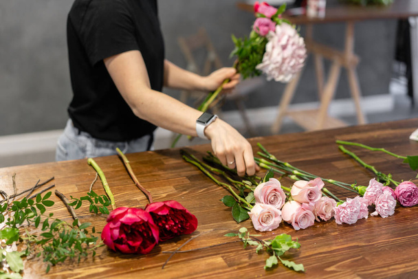 The job of a florist. Master class on making bouquets. Summer bouquet. Learning flower arranging, making beautiful bouquets with your own hands. Flowers delivery - Fotoğraf, Görsel