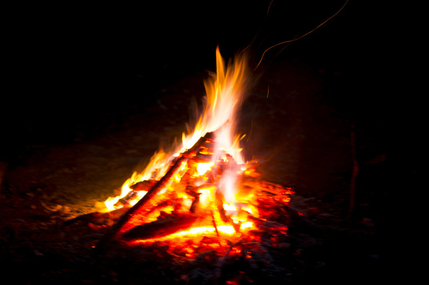 Chamas de uma fogueira na noite
 - Foto, Imagem