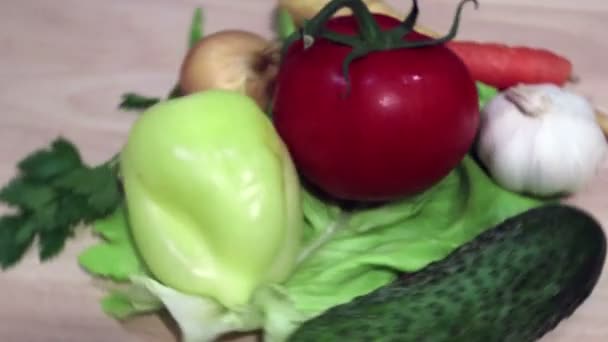 Gruppe frisches Gemüse, das sich auf dem Holztisch dreht, aus nächster Nähe - Filmmaterial, Video