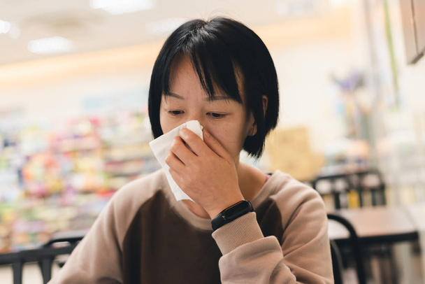 Azjatyckie kobiety czują się chorzy i kichania - Zdjęcie, obraz