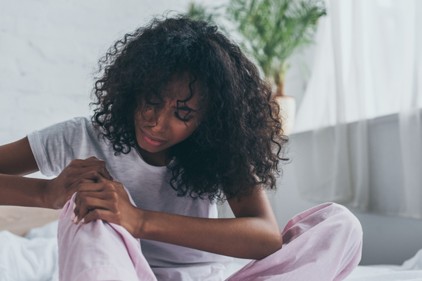 boldogtalan afro-amerikai nő szenved száj fájdalma hálószoba - Fotó, kép