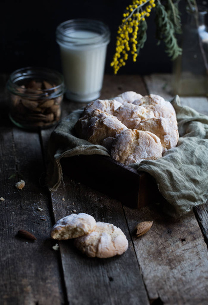 печиво амаретті на дерев'яному фоні, вибірковий фокус
 - Фото, зображення