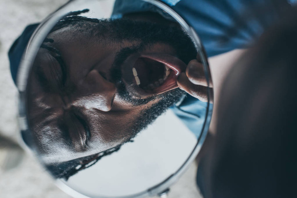 diş ağrısı muzdarip iken aynaya bakan afrikalı amerikalı adam - Fotoğraf, Görsel