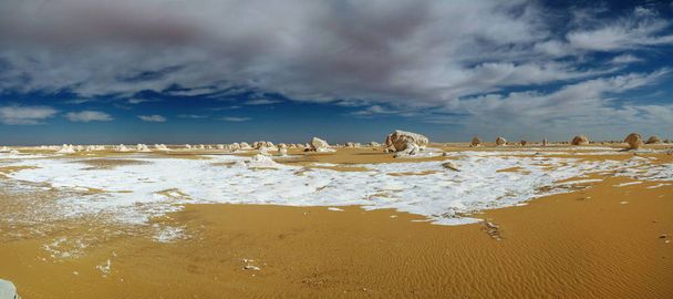 Absztrakt jellegű szobrok Fehér sivatag a Szahara, Egyiptom - Fotó, kép
