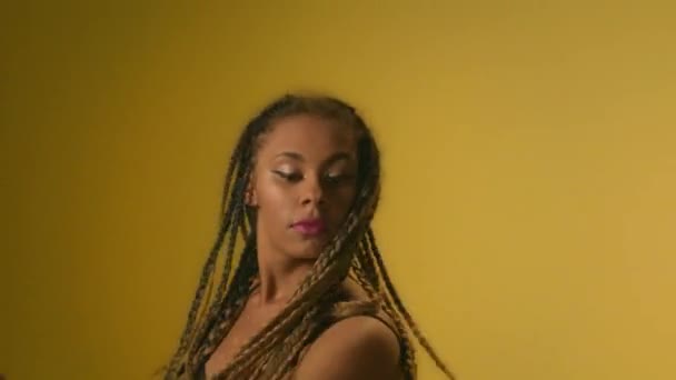 Zwarte vrouw dansen op gele achtergrond. Portret Afrikaanse vrouw dansen - Video