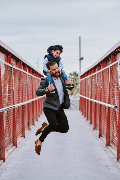 Otec se synem skáčou a baví se - Fotografie, Obrázek