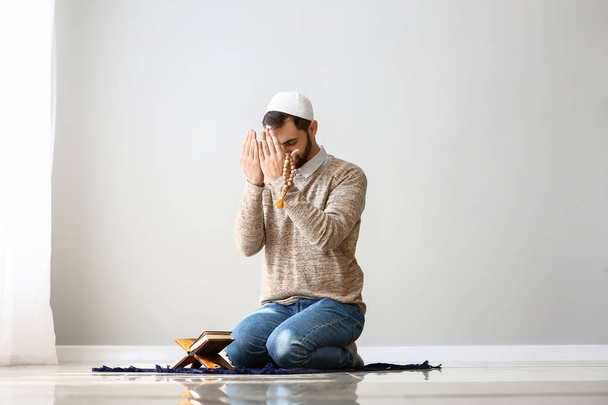 Genç Müslüman adam kapalı dua - Fotoğraf, Görsel