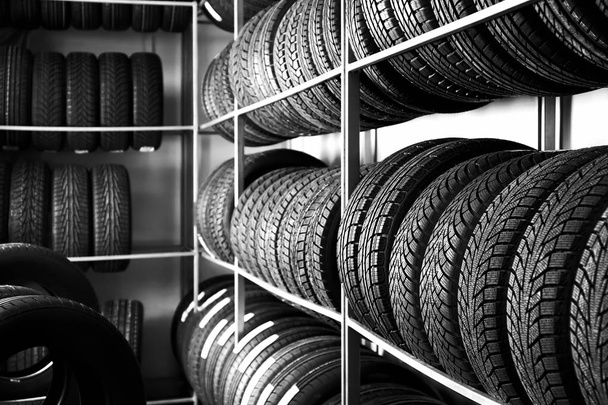 Automobilové pneumatiky v automobilovém obchodě - Fotografie, Obrázek