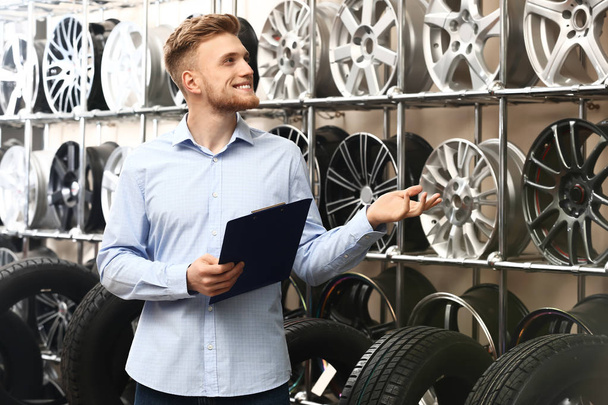 vendedor masculino na loja de pneus de carro
 - Foto, Imagem