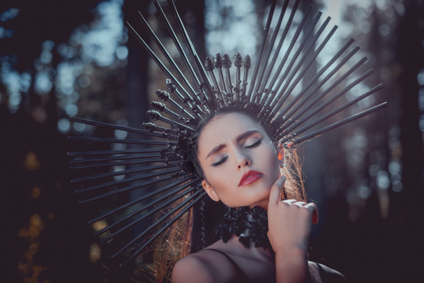 portret pięknej kobiety w stroju czarownicy z koronką na głowie zamykania oczu, trzymając ręce w pobliżu twarzy - Zdjęcie, obraz