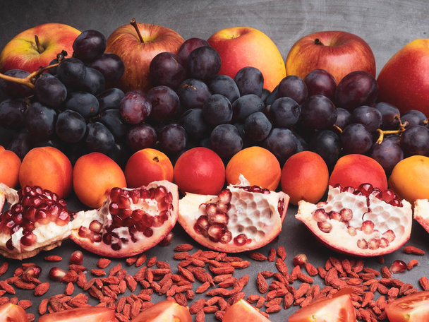 frutti rossi e frutti di bosco ricchi di vitamina, resveratrolo, astaxantina antiossidanti alimentari, primo piano
 - Foto, immagini