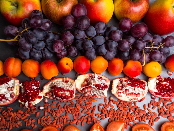 rode vruchten en Berrys rijke vitamine, resveratrol, astaxanthine antioxidanten voedsel, close-up - Foto, afbeelding