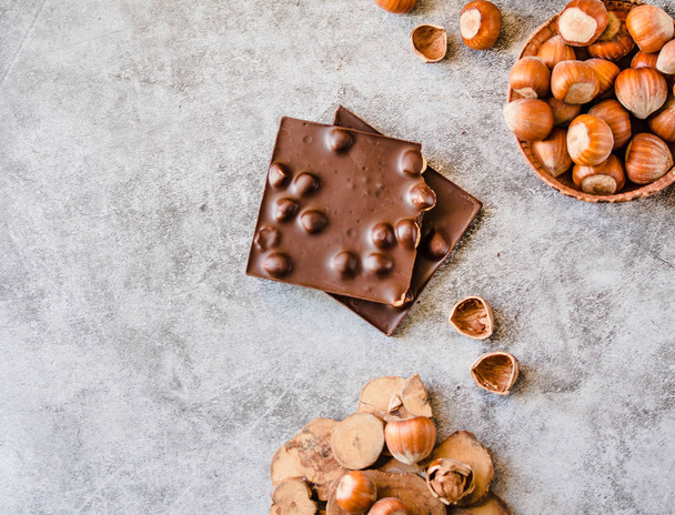 Homemade hazelnut chocolate bar. Nuts and chocolate background.  - Foto, afbeelding