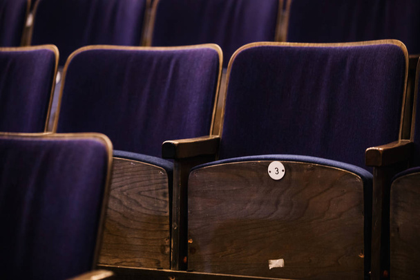 el auditorio con asientos, sillas en el auditorio
 - Foto, Imagen