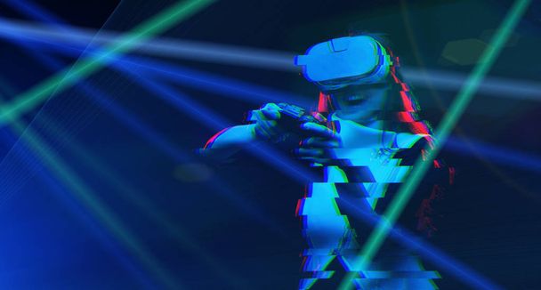 Femme avec casque de réalité virtuelle joue jeu. Image avec effet de pépin. - Photo, image