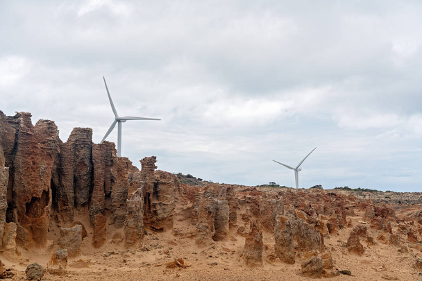 Australischer Windpark inmitten von Kalksteinformationen - Foto, Bild
