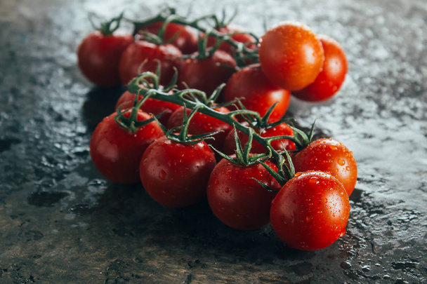 Tomates cerises fraîches sur fond brun foncé
 - Photo, image