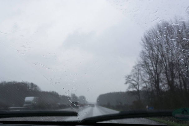Γερμανική Autobahn, κακές καιρικές συνθήκες     - Φωτογραφία, εικόνα