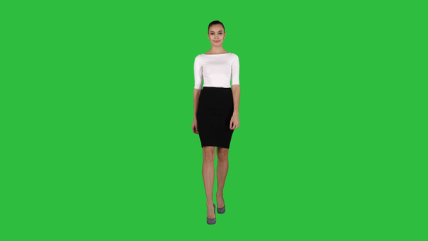 Donna che mostra e presenta lo spazio copia in abito da lavoro su uno schermo verde, Chroma Key
. - Filmati, video