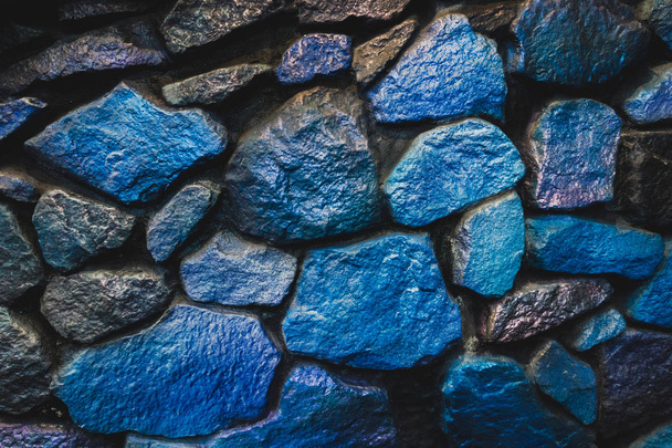 The wall of large natural stones with a blue-purple hue - Valokuva, kuva