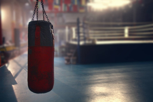 boks halkası önünde asılı kırmızı sanbag - Fotoğraf, Görsel